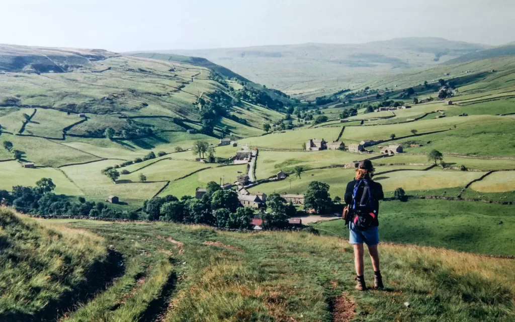 Laaksomaisemista vaikuttunut vaeltaja keskittyy ikuistamaan näkymää Yorkshire Dales kansallispuistossa. Rauhallisesti kumpuileva maasto ei voi olla tekemättä vaikutusta.