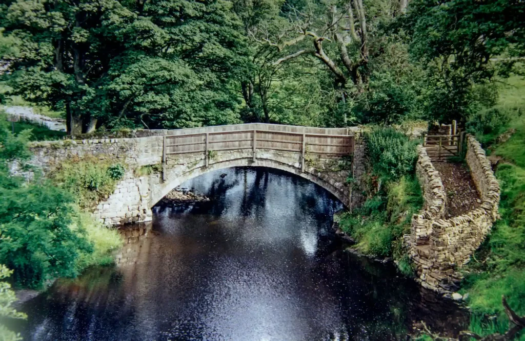Englannissa on hienoja siltoja joiden kautta kulkijat pääsevät purojen ja jokien yli. Vehreän luonnon keskellä vanhaan tyliin rakennettuna ne istuvat luontoon kuvankauniisti.
